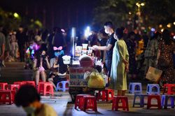 Hàng rong tràn vào giữa phố đi bộ Nguyễn Huệ