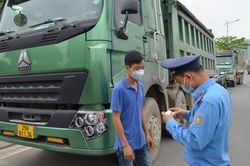 Ngày đêm xử lý xe quá khổ, quá tải trên các tuyến đường Hà Nội