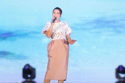 Ca sĩ Nguyễn Ngọc Anh biểu diễn tại Lễ trao Giải thưởng Báo chí Thông tấn xã Việt Nam 2021