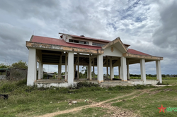 Xã nghèo xây chợ... bỏ hoang