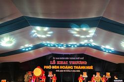 Hàng nghìn người dân đến Phố đêm Hoàng Thành Huế ngày khai trương