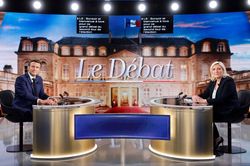 Ngày mai bầu cử Pháp vòng 2: Ông Macron và bà Le Pen đã hứa hẹn điều gì?