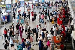 Nghỉ lễ 30/4: Nhiều đường bay hết chỗ, tàu xe phải tăng thêm chuyến