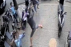 Hãi hùng nam thanh niên bị chém tới tấp khi đang ngồi uống cà phê