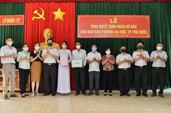 Lữ đoàn 127 nhận đỡ đầu con của ngư dân