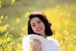 MC Thanh Mai khoe sắc giữa đồi hoa cải Chino