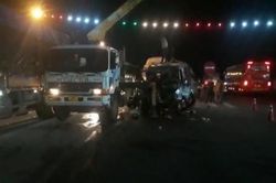 Quảng Ngãi: Tai nạn liên hoàn giữa 3 ô tô khiến 9 người thương vong