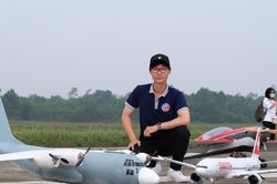 Nam sinh chế hàng trăm 'siêu máy bay', vận tốc hơn 180km/h