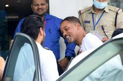 Sau scandal tát đồng nghiệp tại Oscar 2022, Will Smith xuất hiện công khai ở Ấn Độ, nghi gặp thiền sư