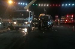 3 ôtô húc liên hoàn trên Quốc lộ 1A, 1 người chết, 8 người bị thương