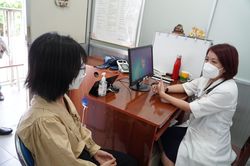 Nhiễm độc nặng từ thuốc nam, một phụ nữ mất hàng trăm triệu đồng để truyền thuốc suốt 2 năm