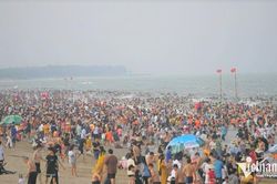 300 ngàn du khách đổ về Sầm Sơn cuối tuần, bãi biển đông ngạt thở trước lễ 30/4