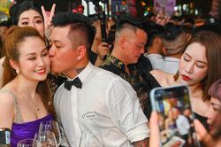 Tuấn Hưng và vợ tình tứ sau sự cố mất trộm ở Anh