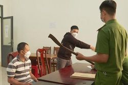 Cha chở con trai vác rựa đi chém người vì va quẹt xe