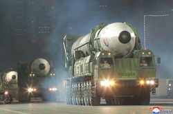 Triều Tiên diễu hành tên lửa xuyên lục địa Hwasong-17 trong lễ duyệt binh