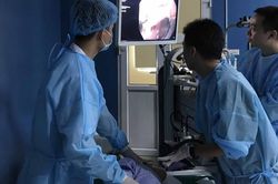 Sút cân, cô gái bàng hoàng cầm trên tay kết quả ung thư dạ dày