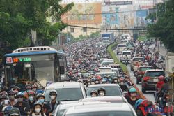 Người đi làm, đi học chen ngộp thở trên đường vào trung tâm TP.HCM