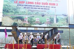 Hợp long cầu Suối Đum 2 thuộc dự án đường nối cao tốc Nội Bài - Lào Cai đến Sa Pa