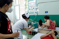 TP Hồ Chí Minh: Trẻ bị sốt xuất huyết trở nặng cao hơn mắc Covid-19