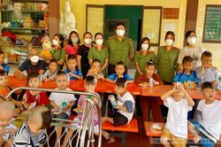 Thăm, tặng quà trẻ em mồ côi tại mái ấm An Lạc