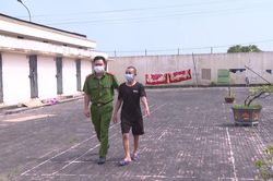Bị triệu tập điều tra về tội trộm cắp, gã trai lộ gói ma túy