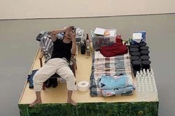 Chàng trai Trung Quốc livestream cuộc sống tự cách ly 14 ngày