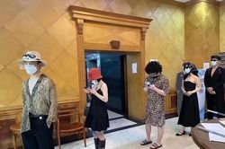 Người Thượng Hải ăn diện, mặc đồ hiệu khi đi xét nghiệm
