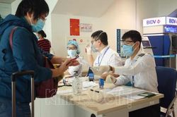 Tạm dừng khai báo y tế Covid-19 với người nhập cảnh