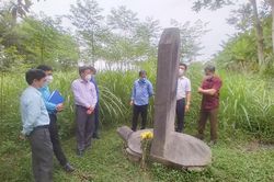 Hồi âm việc 'hai tấm bia đá cổ bị trưng dụng làm tường rào và bỏ hoang'
