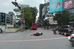 Hà Nội: Ô tô khách va chạm xe máy, người phụ nữ tử vong