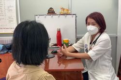 Uống thuốc nam, người phụ nữ 27 tuổi bị nhiễm độc kim loại nặng