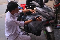 Người dân Hà Nội tấp nập đưa xe đi bảo dưỡng trước kỳ nghỉ lễ