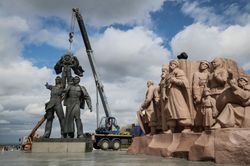 Kiev tháo dỡ tượng đài hữu nghị Nga - Ukraine
