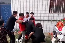 Đến nhà gái sớm, chú rể 'sốc' trước cảnh tượng trong phòng cô dâu