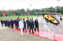 Lãnh đạo Đảng, Nhà nước vào Lăng viếng Chủ tịch Hồ Chí Minh nhân kỷ niệm 47 năm Ngày giải phóng miền Nam