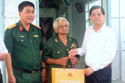 Lãnh đạo tỉnh Khánh Hòa thăm, tặng quà gia đình chính sách tại Khánh Sơn, Ninh Hòa