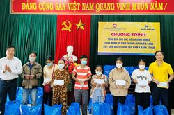 Chính trị - Xã hội An sinh xã hội Trao quà hỗ trợ hộ nghèo, cận nghèo ở Hương Thủy