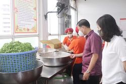 Hà Nội kiểm tra an toàn thực phẩm bếp ăn trường học