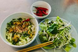 Quán mì độc chiêu 'thị trường bán 1 tô giá bao nhiêu thì quán tôi bán nửa giá'