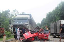 Ô tô con mất lái đâm xe tải, gia đình 4 người thương vong
