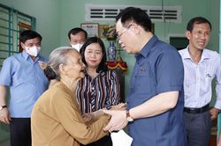 Chủ tịch Quốc hội Vương Đình Huệ thăm Mẹ Việt Nam Anh hùng ở Vĩnh Long