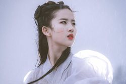 So kè cảnh đánh võ của Lưu Diệc Phi và Triệu Lộ Tư: Đều dùng lụa làm vũ khí mà sao lạ thế này!