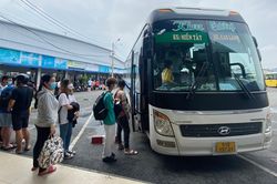 Bến xe Miền Tây 'cháy vé', hành khách phải đợi nhiều giờ