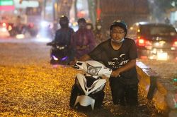 Thành phố Hồ Chí Minh có mưa lớn, nhiều nơi ngập sâu