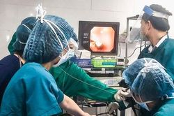 Mải chơi đùa, bé trai 16 tháng tuổi nuốt phải mặt nhẫn
