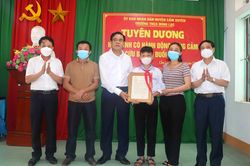 Tặng Huy hiệu Tuổi trẻ dũng cảm cho nam sinh lớp 8 cứu người đuối nước