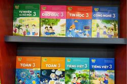 Sách giáo khoa mới tăng giá gây áp lực cho nhiều phụ huynh học sinh