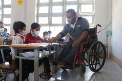 Khiếm khuyết đôi chân, thầy giáo trẻ vẫn miệt mài 'gieo chữ' trên chiếc xe lăn