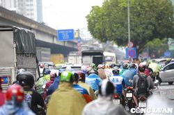 Hà Nội: Người dân ùn ùn rời Thủ đô nghỉ lễ, nhiều tuyến đường ùn tắc kéo dài