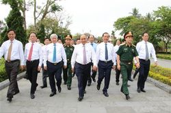 Hình ảnh một số hoạt động của Chủ tịch nước Nguyễn Xuân Phúc nhân dịp kỷ niệm 50 năm Ngày giải phóng Quảng Trị
